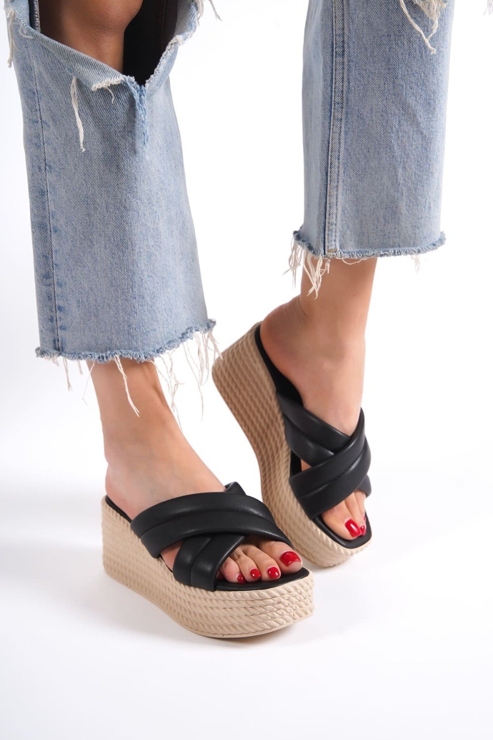 JOYMIX Dolgu Topuklu Ortopedik Taban Hasır Görünümlü Kadın Terlik CKT - Siyah JOYMIX Dolgu Topuklu Ortopedik Taban Hasır Görünümlü Kadın Terlik CKT - Siyah