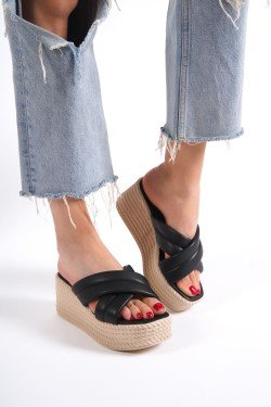 JOYMIX Dolgu Topuklu Ortopedik Taban Hasır Görünümlü Kadın Terlik CKT - Siyah