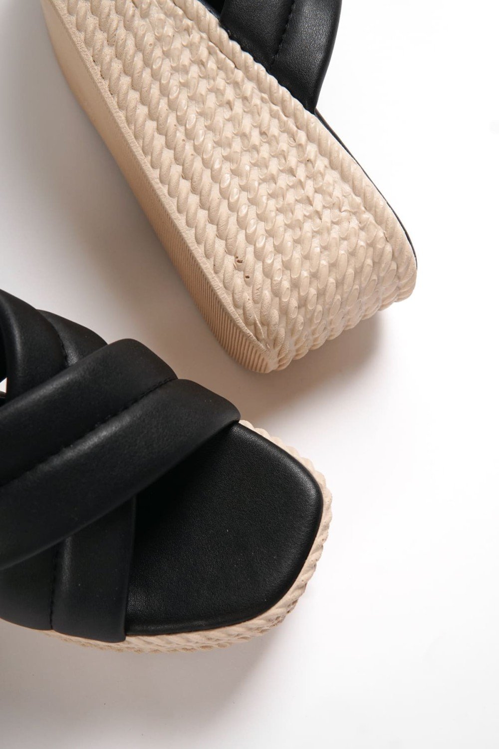 JOYMIX Dolgu Topuklu Ortopedik Taban Hasır Görünümlü Kadın Terlik CKT - Siyah JOYMIX Dolgu Topuklu Ortopedik Taban Hasır Görünümlü Kadın Terlik CKT - Siyah