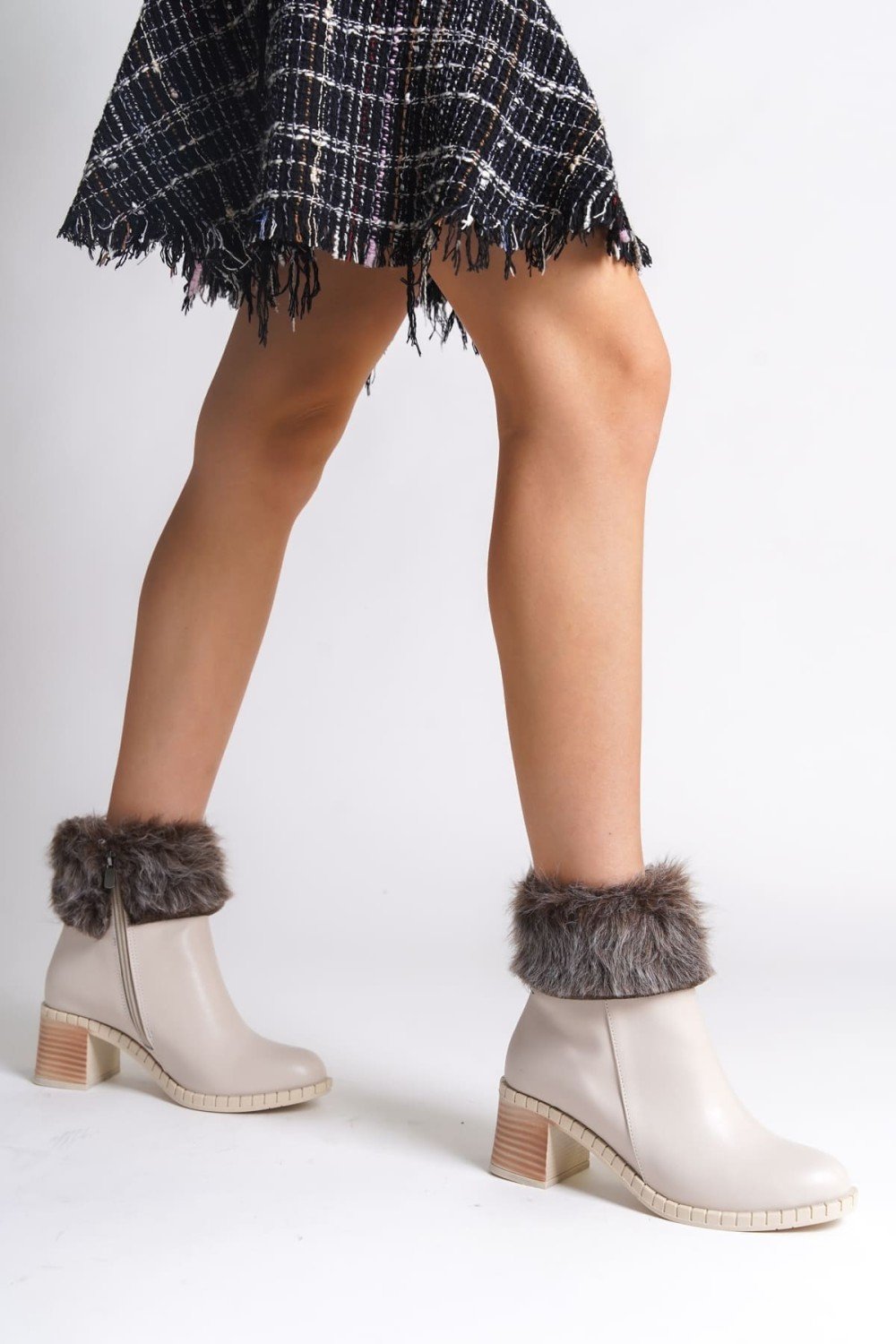 JULIA Fermuarlı Ortopedik Taban Tüylü Topuklu Kadın Bot CKT - Krem JULIA Fermuarlı Ortopedik Taban Tüylü Topuklu Kadın Bot CKT - Krem