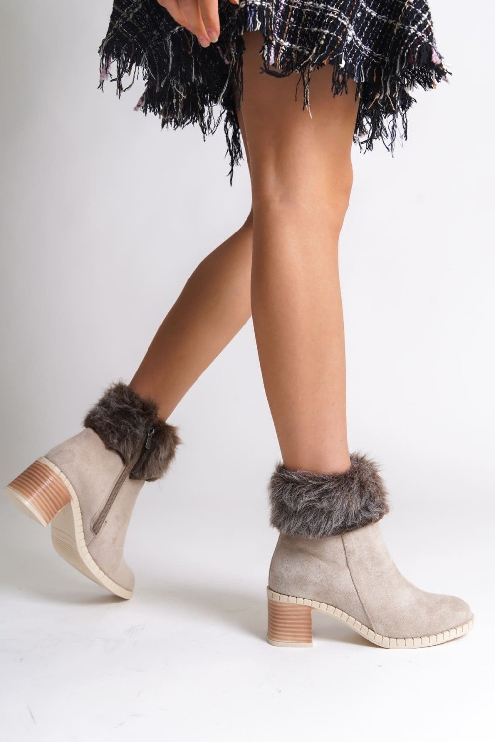 JULIA Fermuarlı Ortopedik Taban Tüylü Topuklu Süet Kadın Bot SKT - Krem