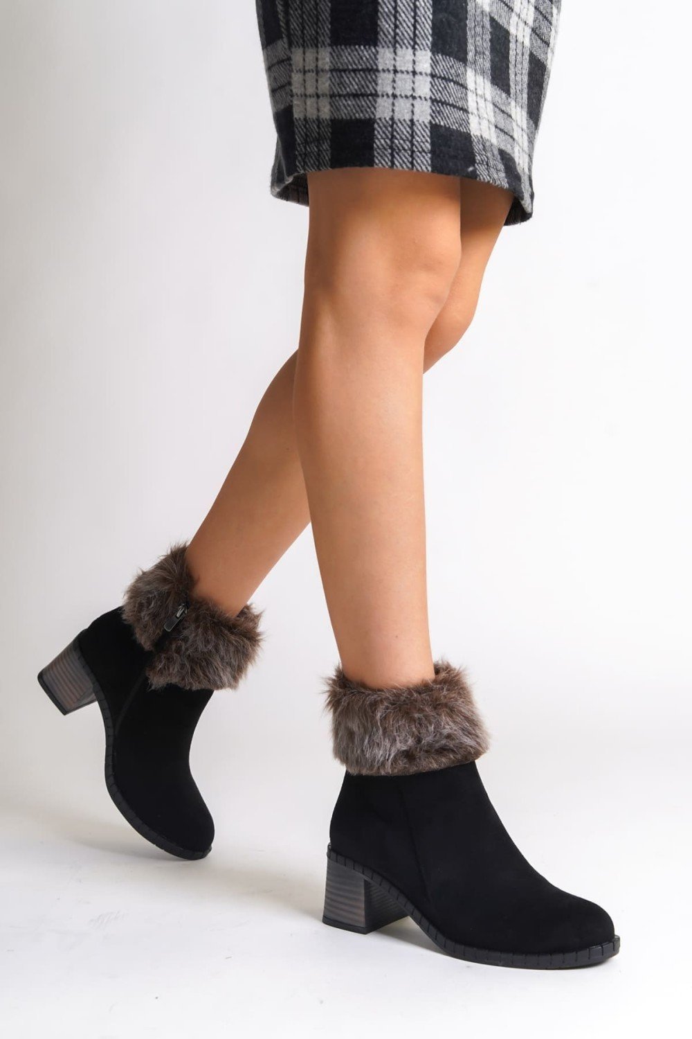 JULIA Fermuarlı Ortopedik Taban Tüylü Topuklu Süet Kadın Bot SST - Siyah JULIA Fermuarlı Ortopedik Taban Tüylü Topuklu Süet Kadın Bot SST - Siyah