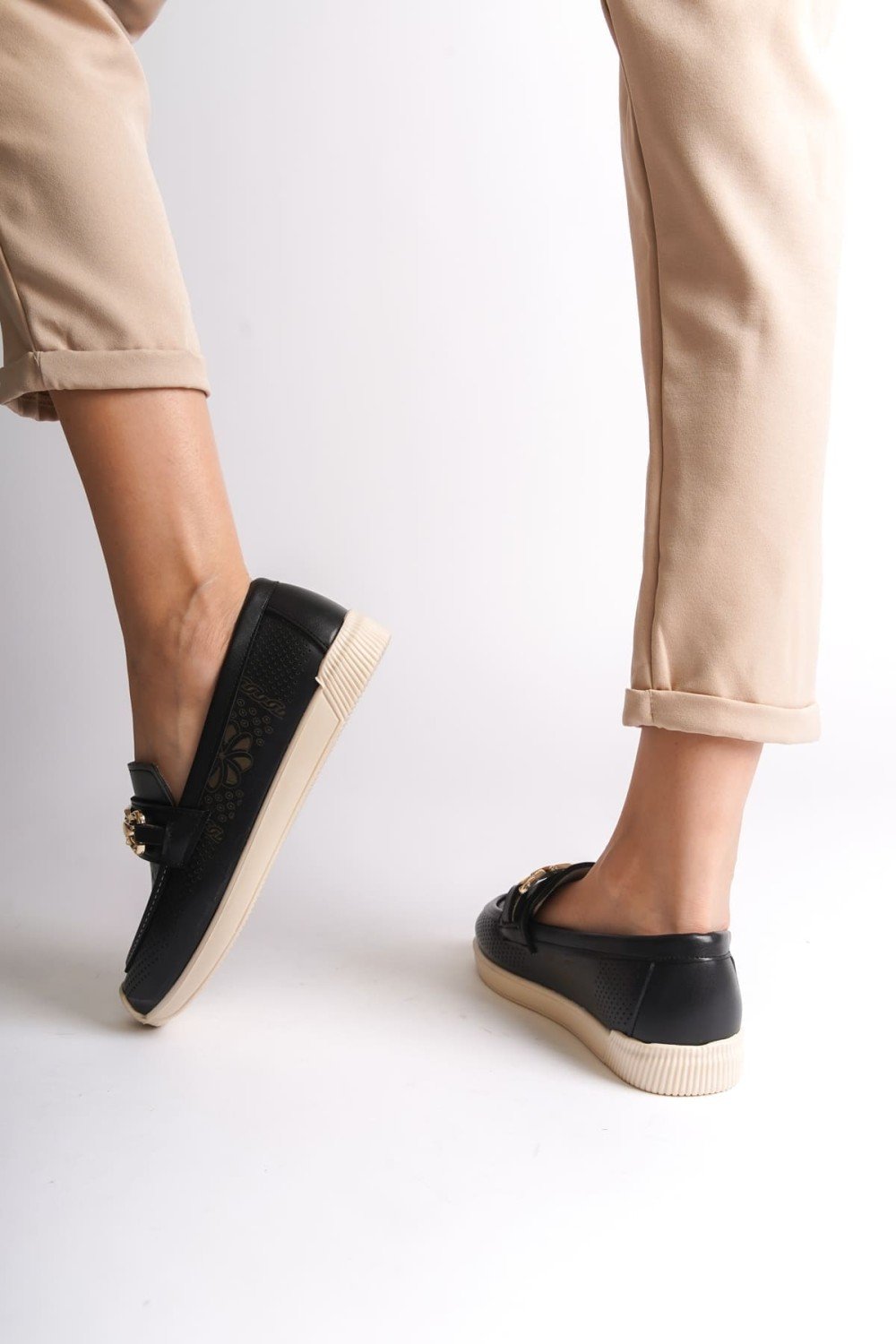 LAYLA Bağcıksız Ortopedik Rahat Taban Çiçek Desenli Kadın Babet Ayakkabı CKT - Siyah LAYLA Bağcıksız Ortopedik Rahat Taban Çiçek Desenli Kadın Babet Ayakkabı CKT - Siyah