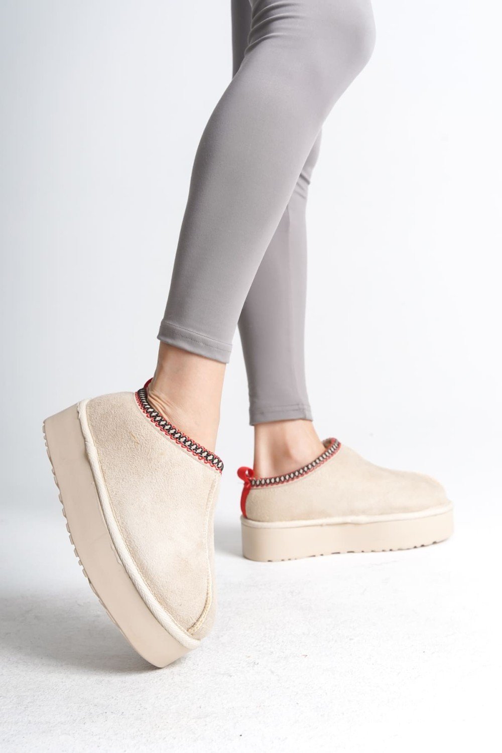 LEILA Bağcıksız Düz ve Kalın Taban İçi Kürklü Kısa Süet Kadın Bot  CKT - Krem