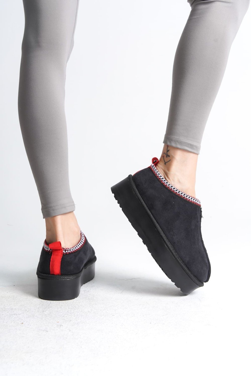 LEILA Bağcıksız Düz ve Kalın Taban İçi Kürklü Kısa Süet Kadın Bot  SST - Siyah