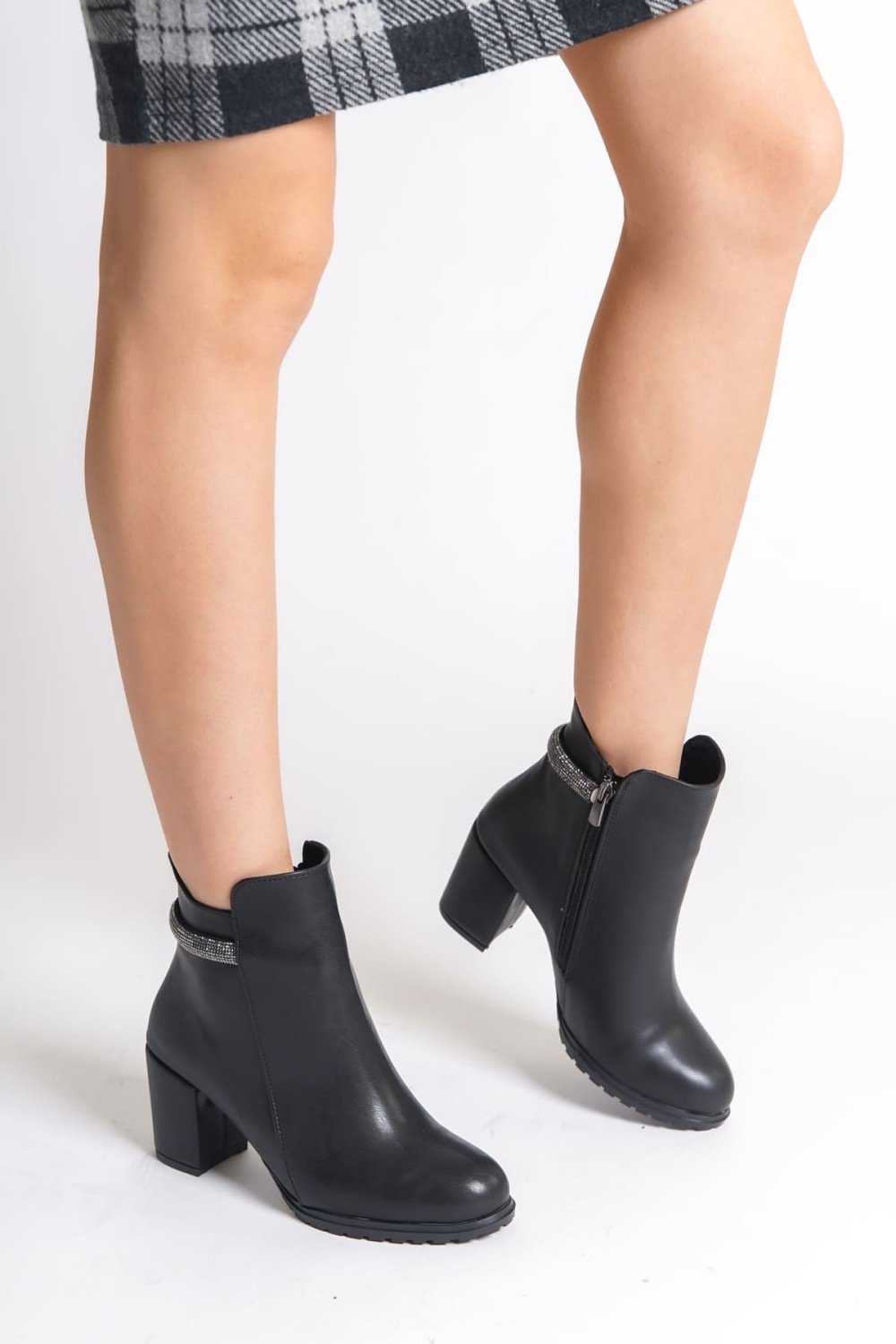 LIA Fermuarlı Ortopedik Taban Taşlı Topuklu Kadın Bot CST - Siyah LIA Fermuarlı Ortopedik Taban Taşlı Topuklu Kadın Bot CST - Siyah