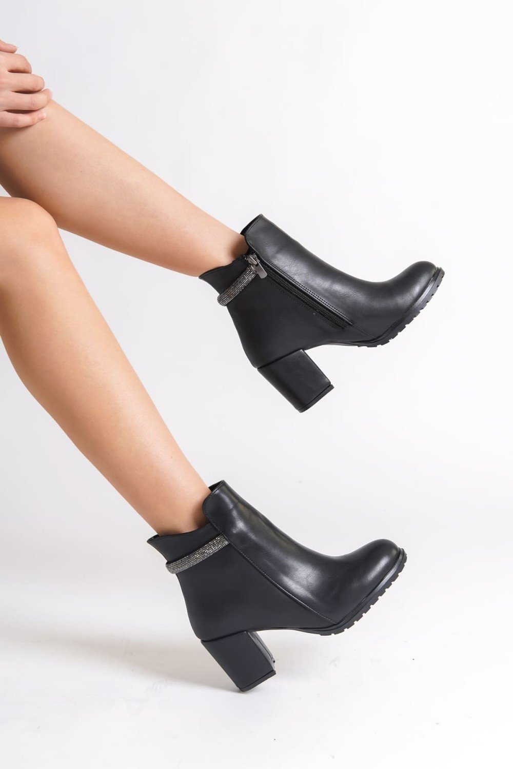 LIA Fermuarlı Ortopedik Taban Taşlı Topuklu Kadın Bot CST - Siyah LIA Fermuarlı Ortopedik Taban Taşlı Topuklu Kadın Bot CST - Siyah