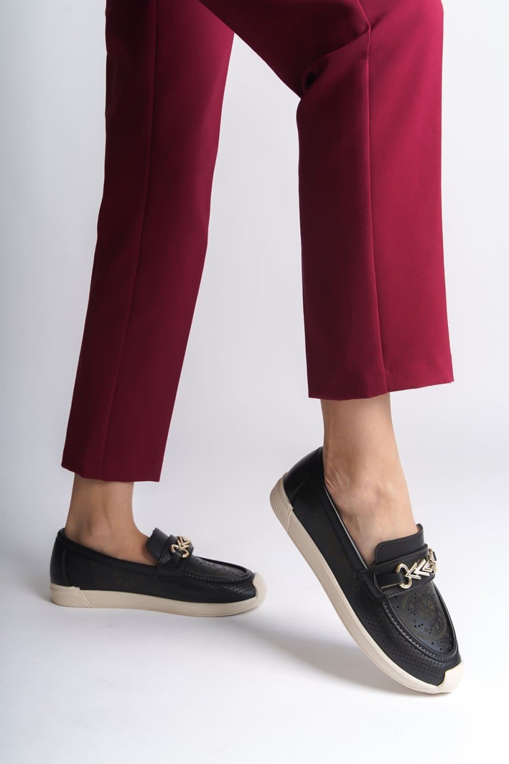 LILY Bağcıksız Ortopedik Rahat Taban Çiçek Desenli Kadın Babet Ayakkabı CKT - Siyah LILY Bağcıksız Ortopedik Rahat Taban Çiçek Desenli Kadın Babet Ayakkabı CKT - Siyah