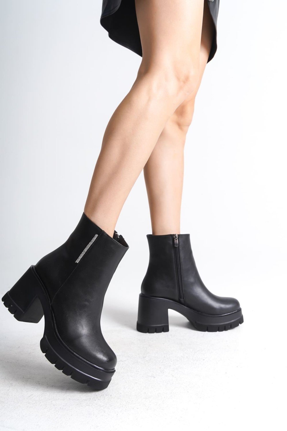 LISSE Fermuarlı Ortopedik Taban Kalın Topuklu Kadın Bot CST - Siyah LISSE Fermuarlı Ortopedik Taban Kalın Topuklu Kadın Bot CST - Siyah