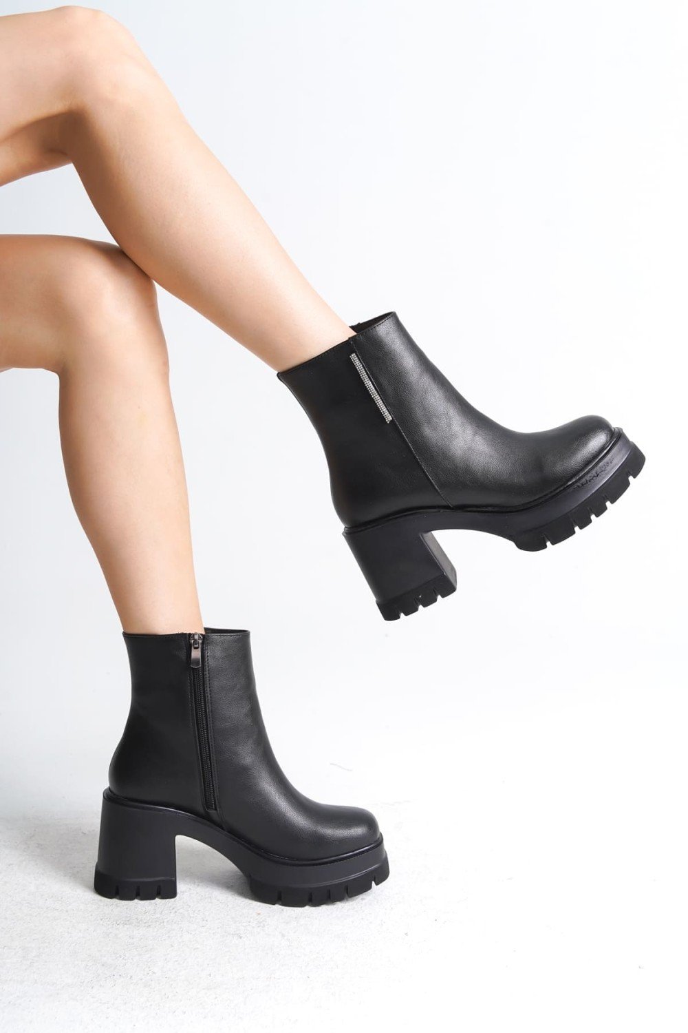 LISSE Fermuarlı Ortopedik Taban Kalın Topuklu Kadın Bot CST - Siyah LISSE Fermuarlı Ortopedik Taban Kalın Topuklu Kadın Bot CST - Siyah