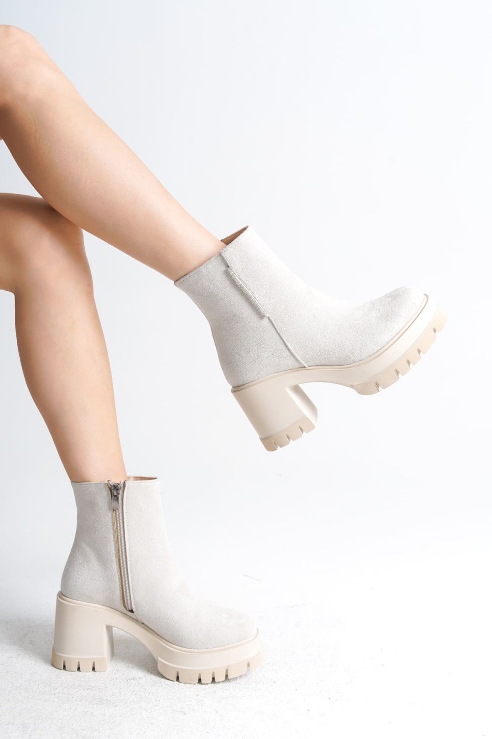 LISSE Fermuarlı Ortopedik Taban Kalın Topuklu Süet Kadın Bot  SKT-  Krem