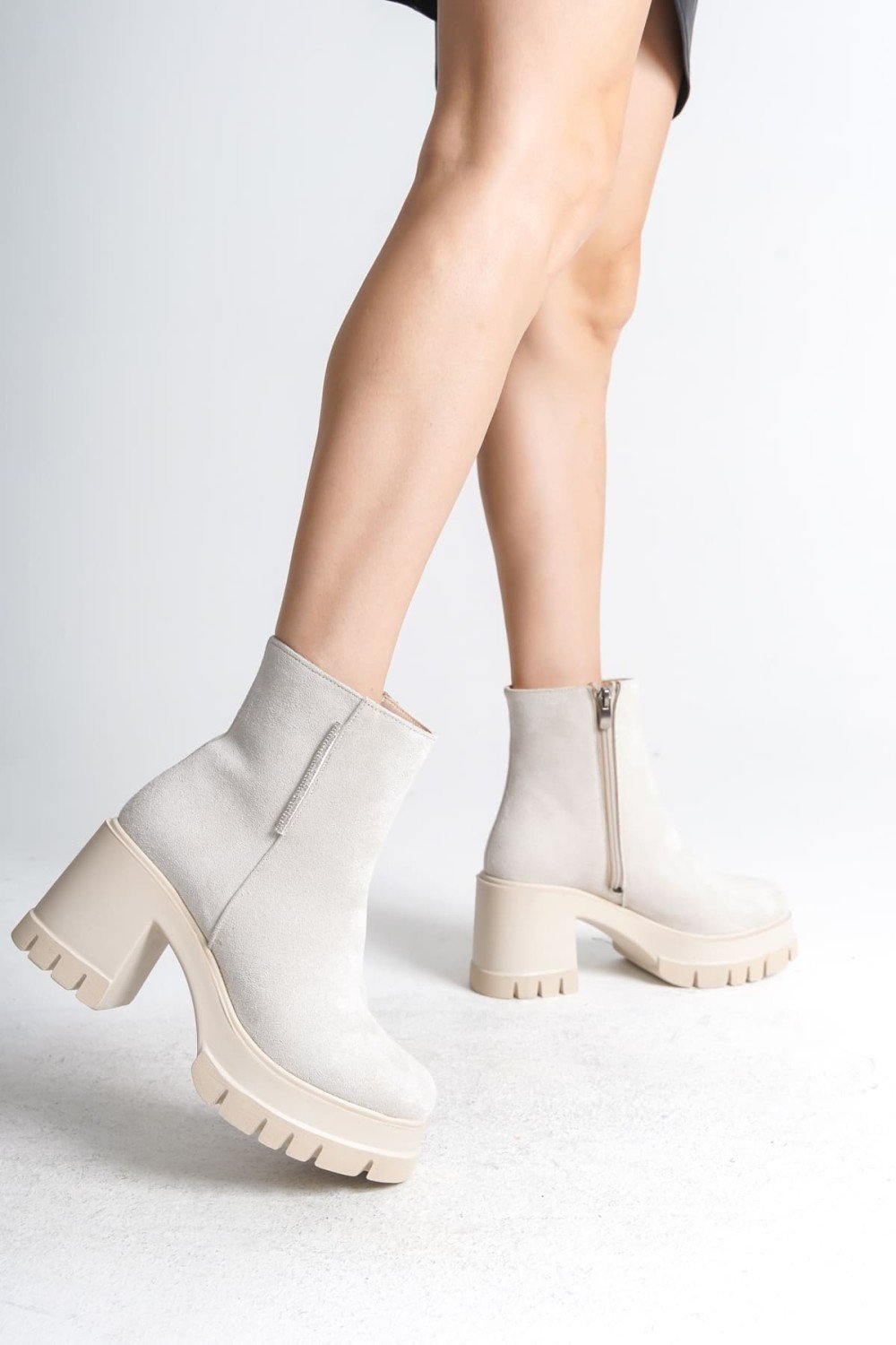 LISSE Fermuarlı Ortopedik Taban Kalın Topuklu Süet Kadın Bot  SKT-  Krem