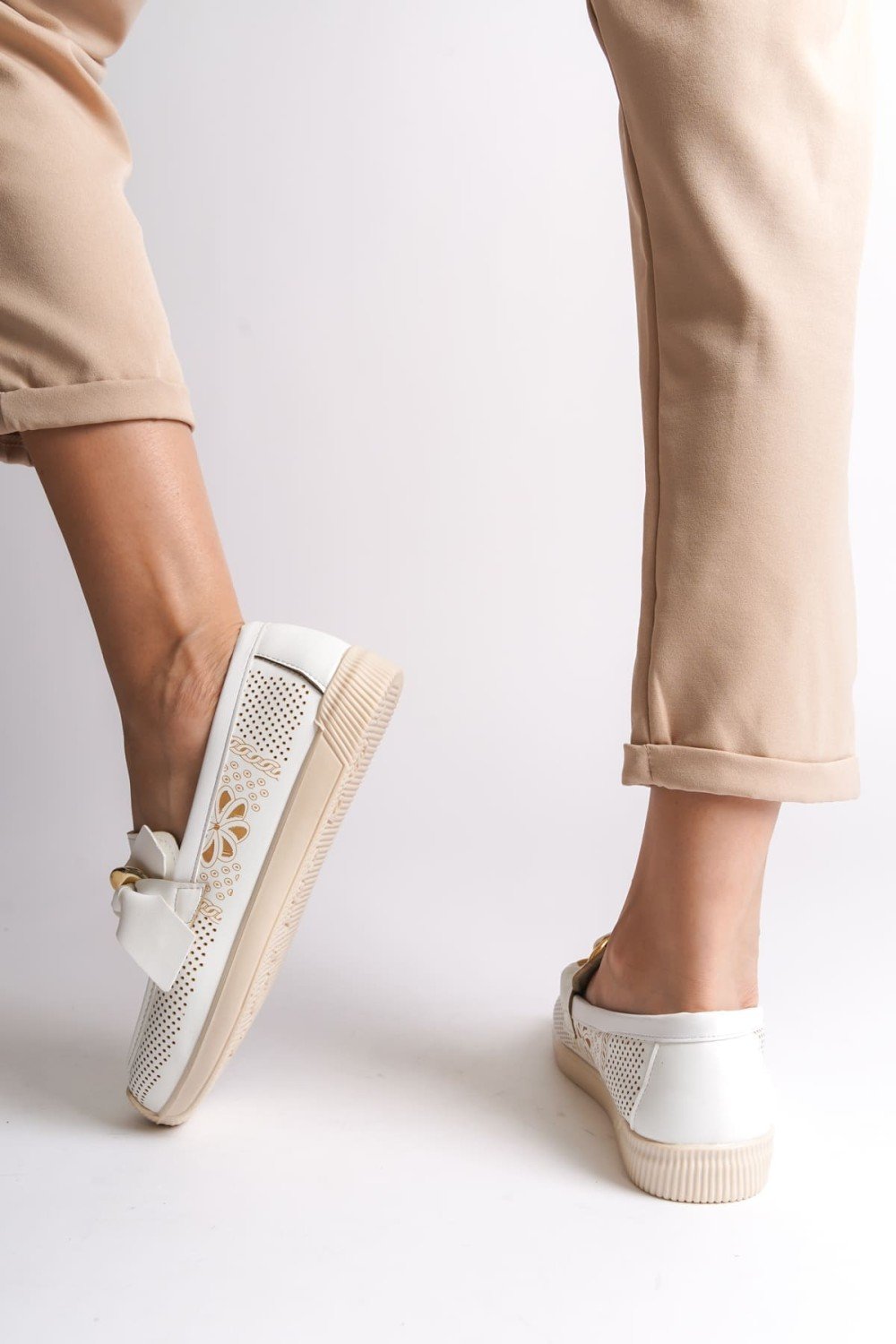 LYDIA Bağcıksız Ortopedik Rahat Taban Çiçek Desenli Kadın Babet Ayakkabı CKT - Beyaz LYDIA Bağcıksız Ortopedik Rahat Taban Çiçek Desenli Kadın Babet Ayakkabı CKT - Beyaz