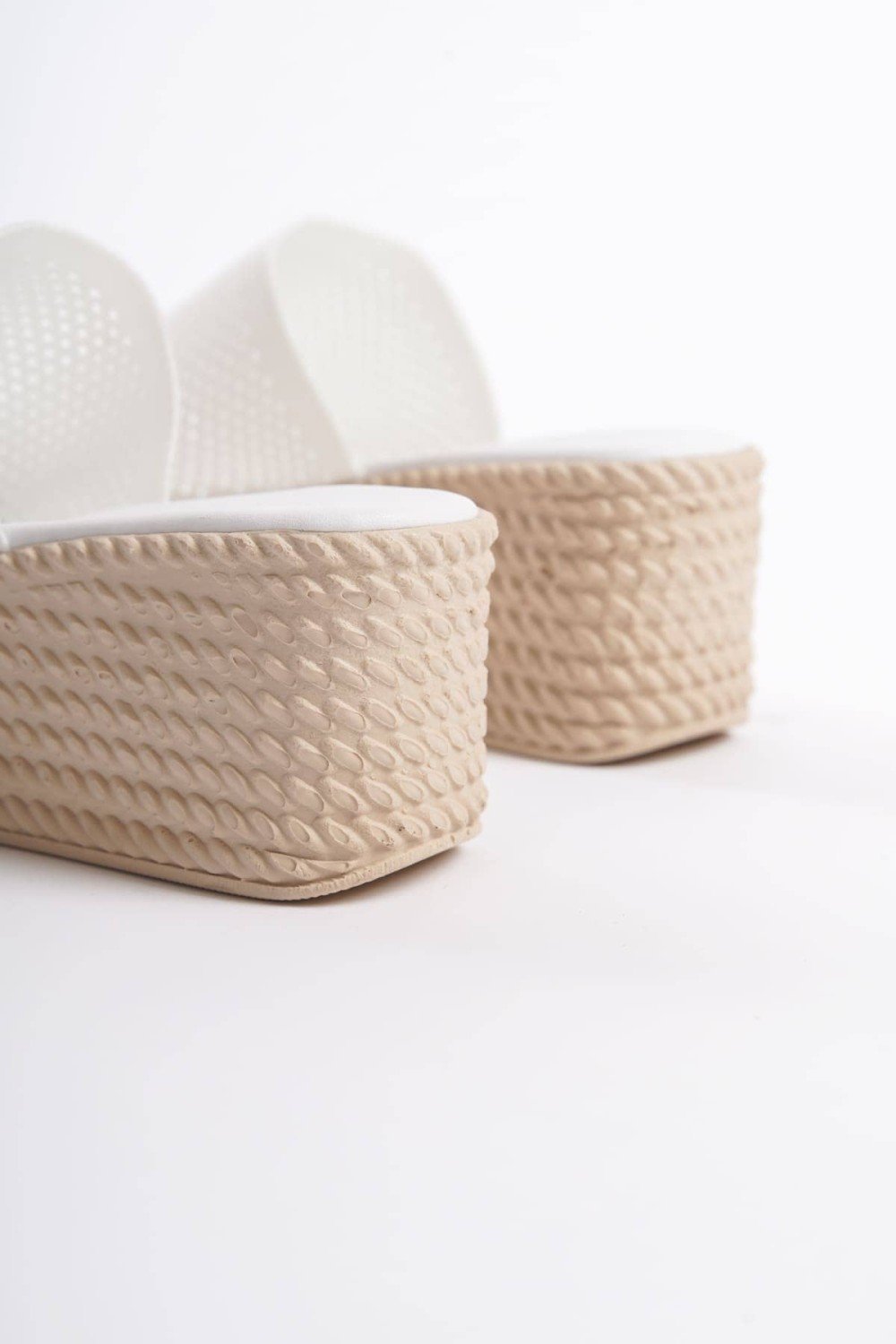 MARLA Dolgu Topuklu Ortopedik Taban Hasır Görünümlü Triko Kadın Terlik TKT - Beyaz MARLA Dolgu Topuklu Ortopedik Taban Hasır Görünümlü Triko Kadın Terlik TKT - Beyaz