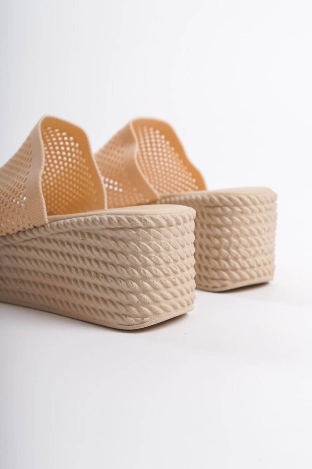 MARLA Dolgu Topuklu Ortopedik Taban Hasır Görünümlü Triko Kadın Terlik TKT - Ten MARLA Dolgu Topuklu Ortopedik Taban Hasır Görünümlü Triko Kadın Terlik TKT - Ten