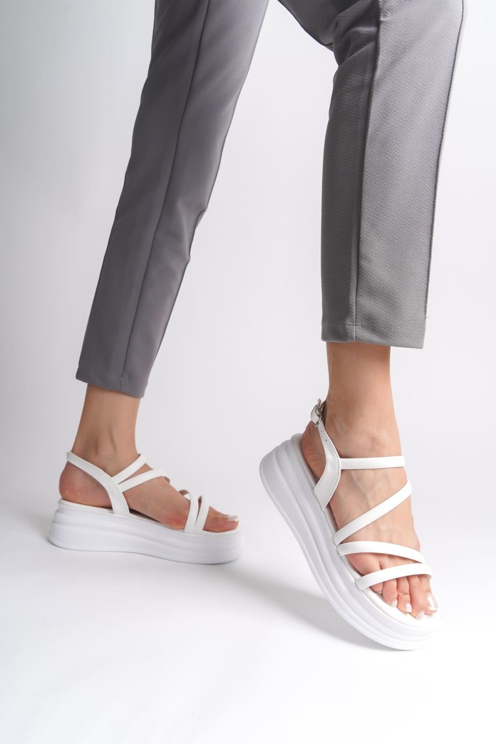 NATALIE İnce Tokalı Şerit Detaylı Ortopedik Taban Kadın Sandalet CBT - Beyaz NATALIE İnce Tokalı Şerit Detaylı Ortopedik Taban Kadın Sandalet CBT - Beyaz