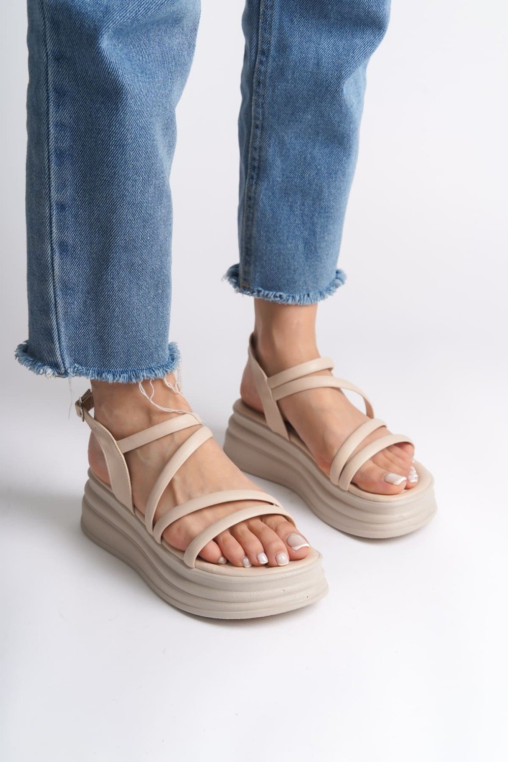 NATALIE İnce Tokalı Şerit Detaylı Ortopedik Taban Kadın Sandalet CKT - Krem NATALIE İnce Tokalı Şerit Detaylı Ortopedik Taban Kadın Sandalet CKT - Krem