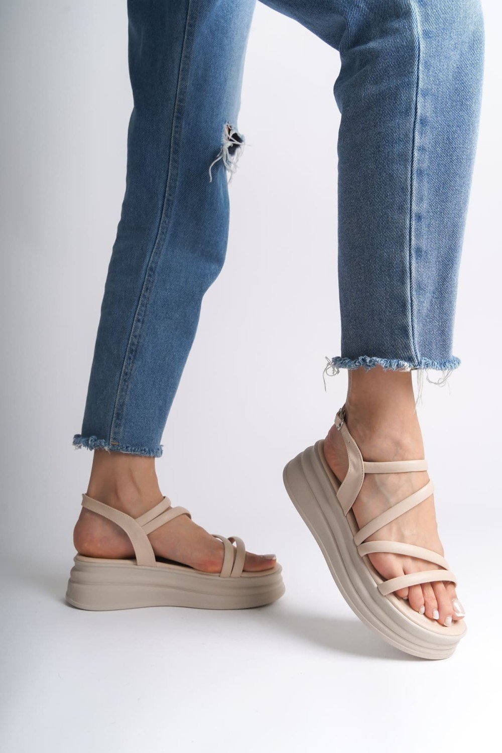 NATALIE İnce Tokalı Şerit Detaylı Ortopedik Taban Kadın Sandalet CKT - Krem NATALIE İnce Tokalı Şerit Detaylı Ortopedik Taban Kadın Sandalet CKT - Krem