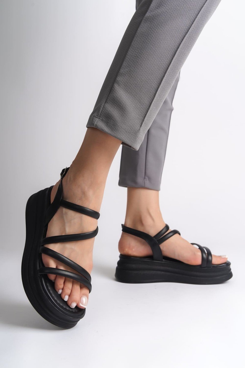 NATALIE İnce Tokalı Şerit Detaylı Ortopedik Taban Kadın Sandalet CST - Siyah NATALIE İnce Tokalı Şerit Detaylı Ortopedik Taban Kadın Sandalet CST - Siyah