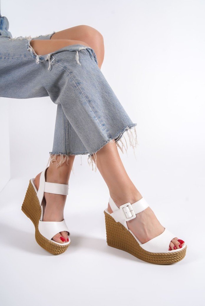 PERLA Tokalı Lastikli Dolgu Topuklu Ortopedik Taban Hasır Görünümlü Kadın Sandalet CKT - Beyaz