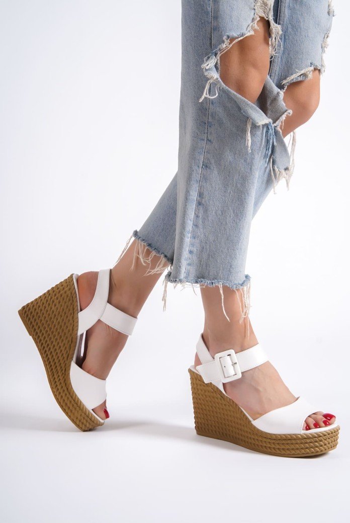 PERLA Tokalı Lastikli Dolgu Topuklu Ortopedik Taban Hasır Görünümlü Kadın Sandalet CKT - Beyaz