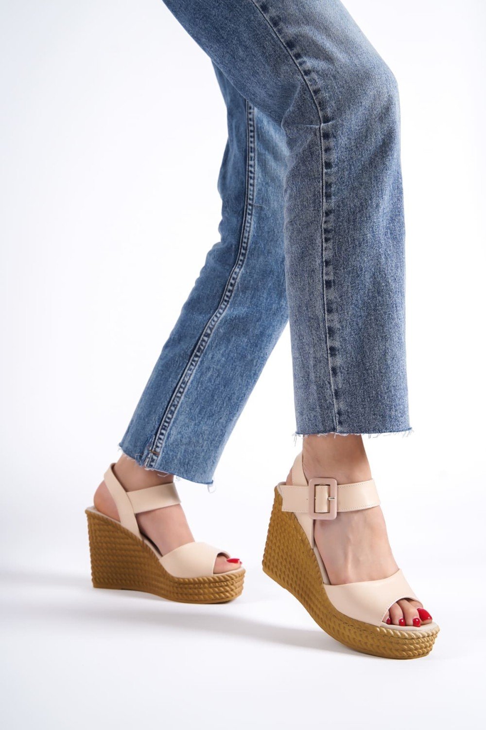 PERLA Tokalı Lastikli Dolgu Topuklu Ortopedik Taban Hasır Görünümlü Kadın Sandalet CKT - Ten PERLA Tokalı Lastikli Dolgu Topuklu Ortopedik Taban Hasır Görünümlü Kadın Sandalet CKT - Ten