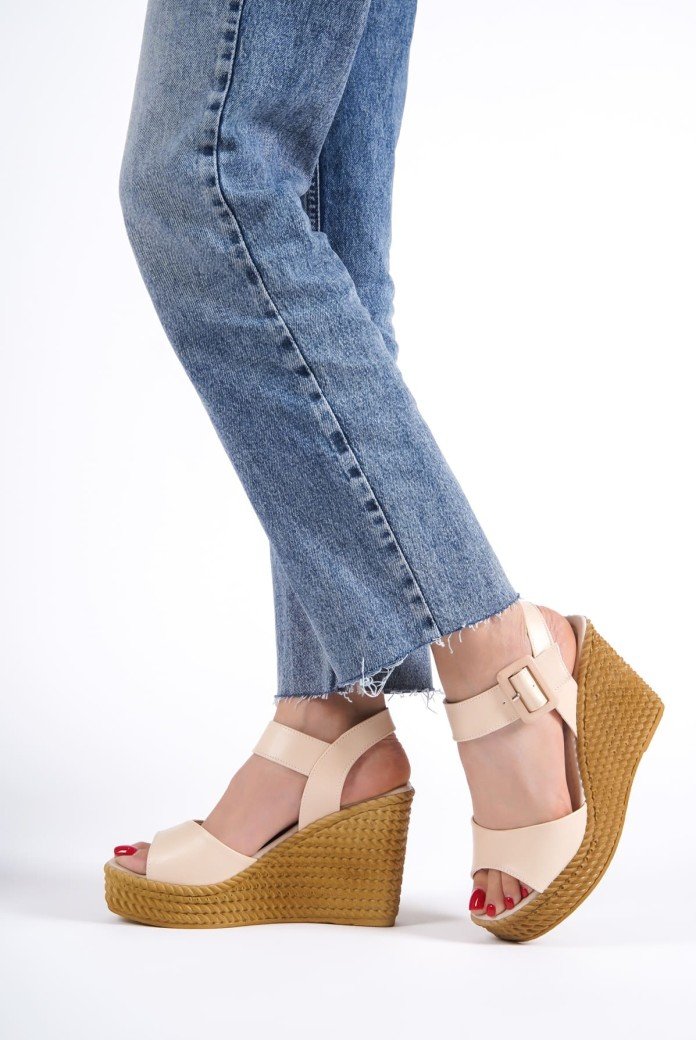 PERLA Tokalı Lastikli Dolgu Topuklu Ortopedik Taban Hasır Görünümlü Kadın Sandalet CKT - Ten