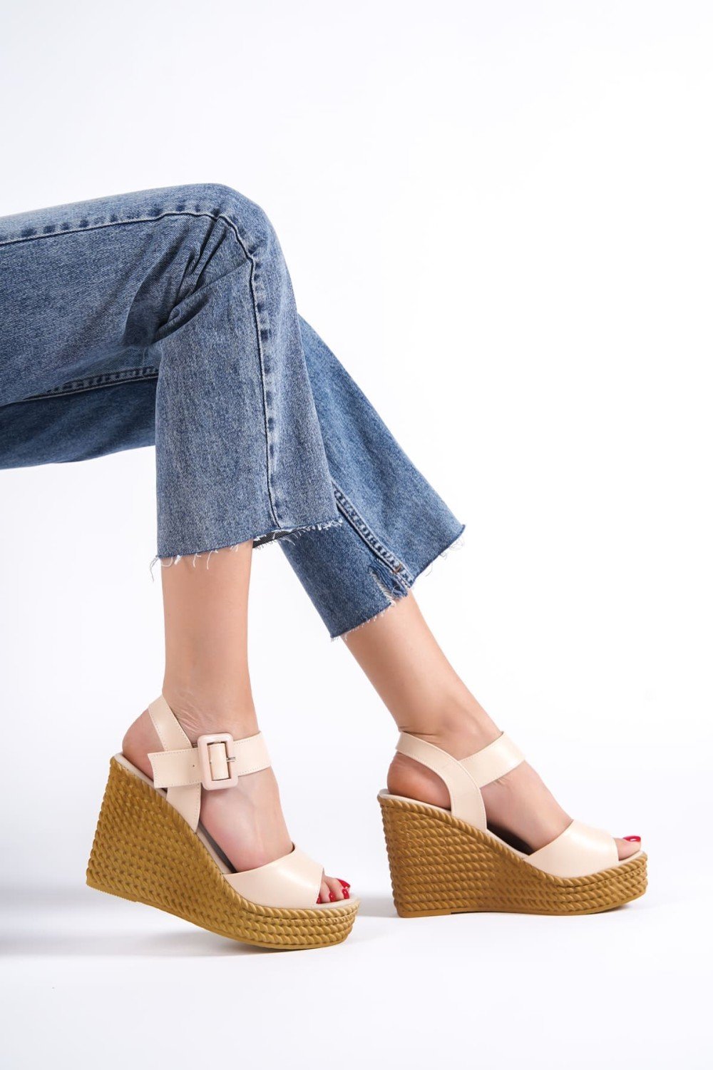 PERLA Tokalı Lastikli Dolgu Topuklu Ortopedik Taban Hasır Görünümlü Kadın Sandalet CKT - Ten PERLA Tokalı Lastikli Dolgu Topuklu Ortopedik Taban Hasır Görünümlü Kadın Sandalet CKT - Ten