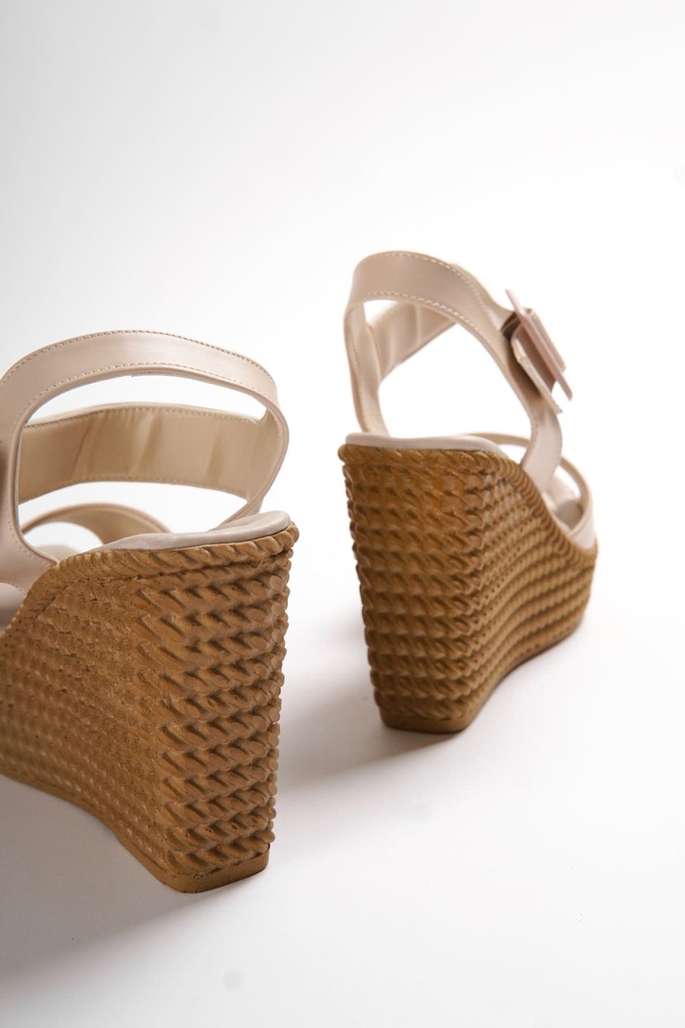 PERLA Tokalı Lastikli Dolgu Topuklu Ortopedik Taban Hasır Görünümlü Kadın Sandalet CKT - Ten PERLA Tokalı Lastikli Dolgu Topuklu Ortopedik Taban Hasır Görünümlü Kadın Sandalet CKT - Ten