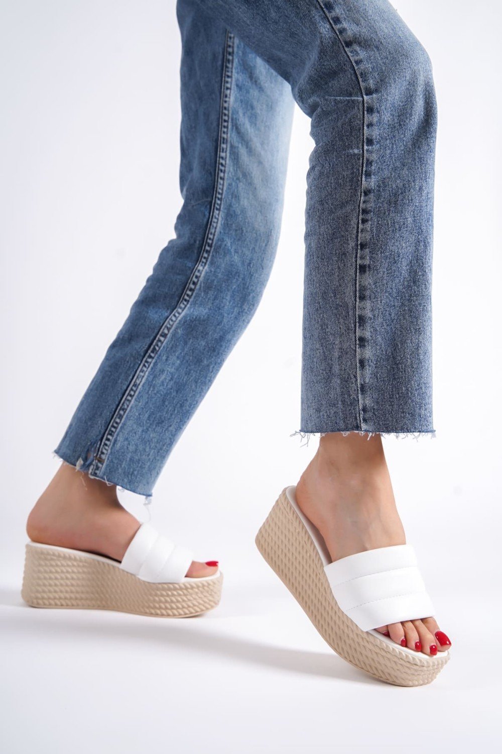 REINA Dolgu Topuklu Ortopedik Taban Hasır Görünümlü Kadın Terlik CKT - Beyaz REINA Dolgu Topuklu Ortopedik Taban Hasır Görünümlü Kadın Terlik CKT - Beyaz