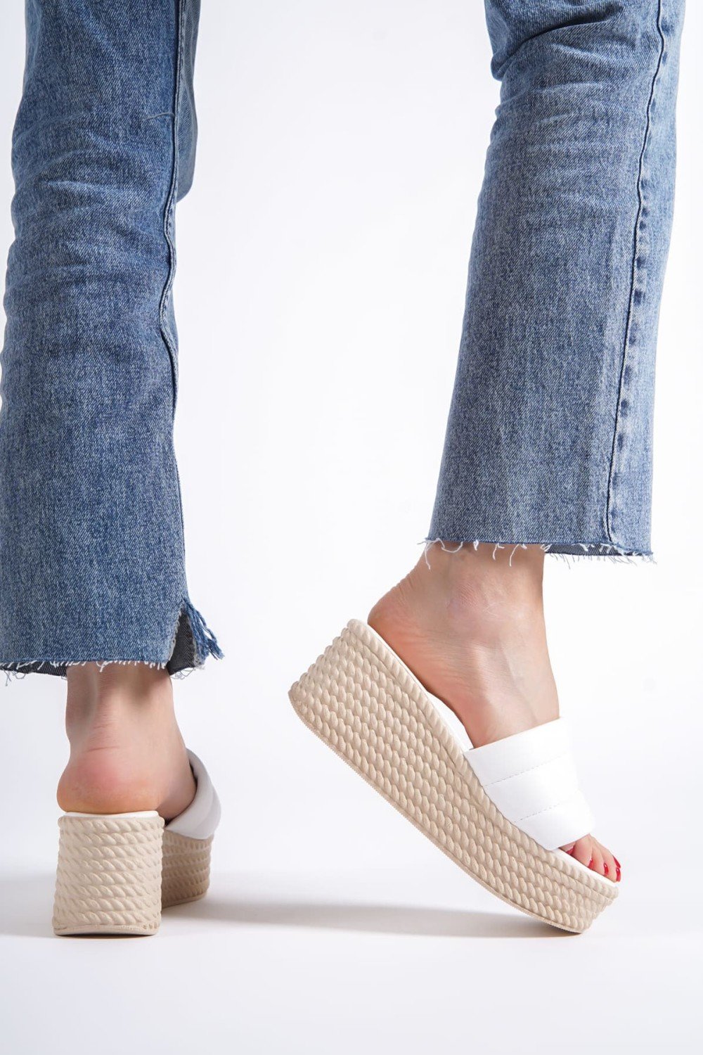 REINA Dolgu Topuklu Ortopedik Taban Hasır Görünümlü Kadın Terlik CKT - Beyaz REINA Dolgu Topuklu Ortopedik Taban Hasır Görünümlü Kadın Terlik CKT - Beyaz