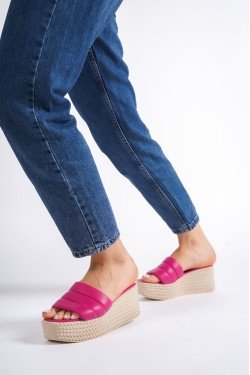REINA Dolgu Topuklu Ortopedik Taban Hasır Görünümlü Kadın Terlik CKT - Fuşya REINA Dolgu Topuklu Ortopedik Taban Hasır Görünümlü Kadın Terlik CKT - Fuşya