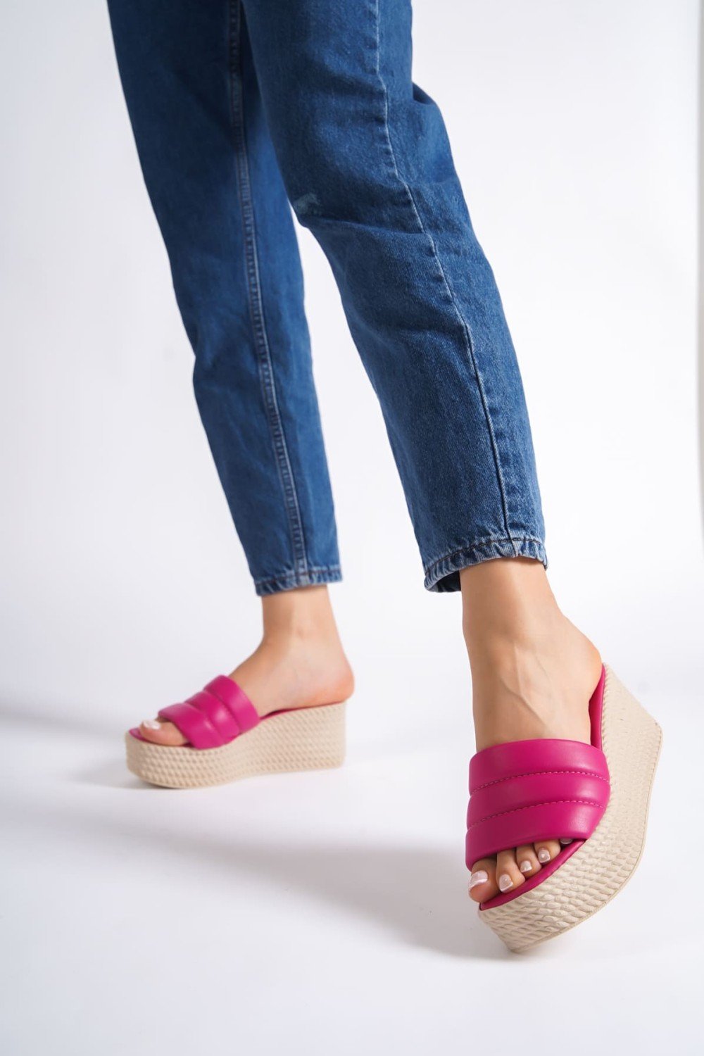 REINA Dolgu Topuklu Ortopedik Taban Hasır Görünümlü Kadın Terlik CKT - Fuşya