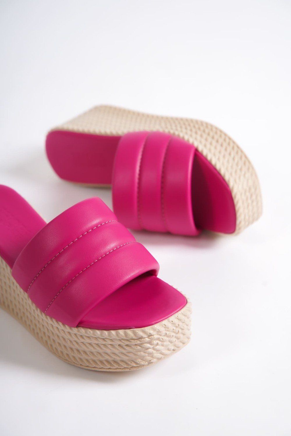 REINA Dolgu Topuklu Ortopedik Taban Hasır Görünümlü Kadın Terlik CKT - Fuşya