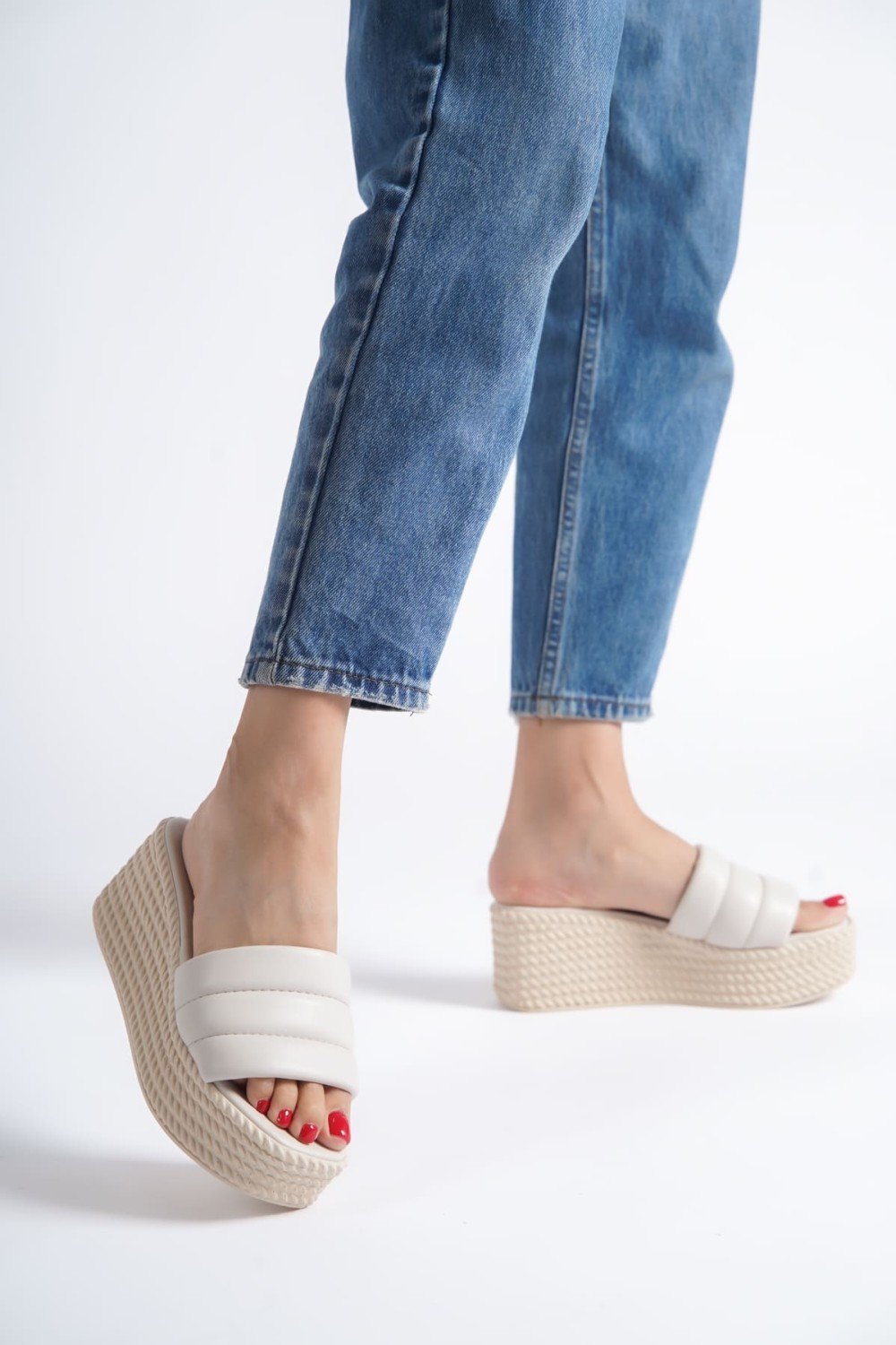 REINA Dolgu Topuklu Ortopedik Taban Hasır Görünümlü Kadın Terlik CKT - Krem REINA Dolgu Topuklu Ortopedik Taban Hasır Görünümlü Kadın Terlik CKT - Krem