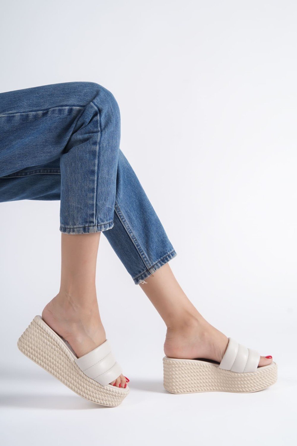 REINA Dolgu Topuklu Ortopedik Taban Hasır Görünümlü Kadın Terlik CKT - Krem REINA Dolgu Topuklu Ortopedik Taban Hasır Görünümlü Kadın Terlik CKT - Krem