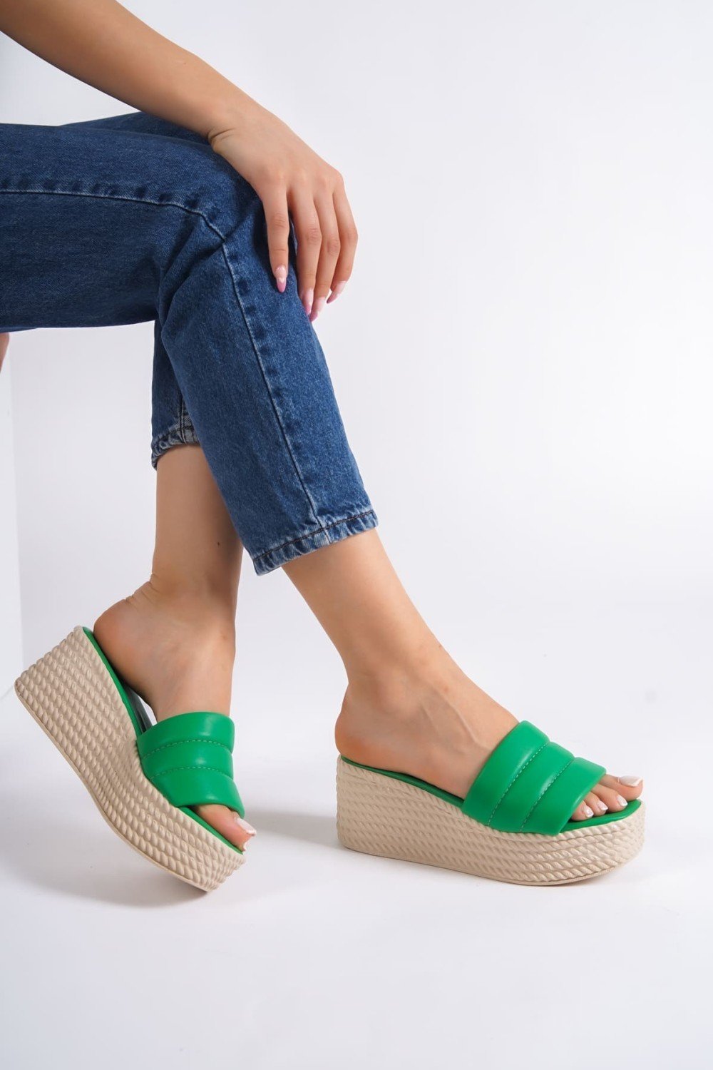 REINA Dolgu Topuklu Ortopedik Taban Hasır Görünümlü Kadın Terlik CKT - Yeşil REINA Dolgu Topuklu Ortopedik Taban Hasır Görünümlü Kadın Terlik CKT - Yeşil