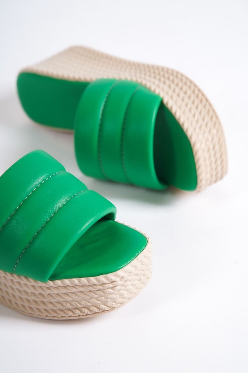 REINA Dolgu Topuklu Ortopedik Taban Hasır Görünümlü Kadın Terlik CKT - Yeşil REINA Dolgu Topuklu Ortopedik Taban Hasır Görünümlü Kadın Terlik CKT - Yeşil