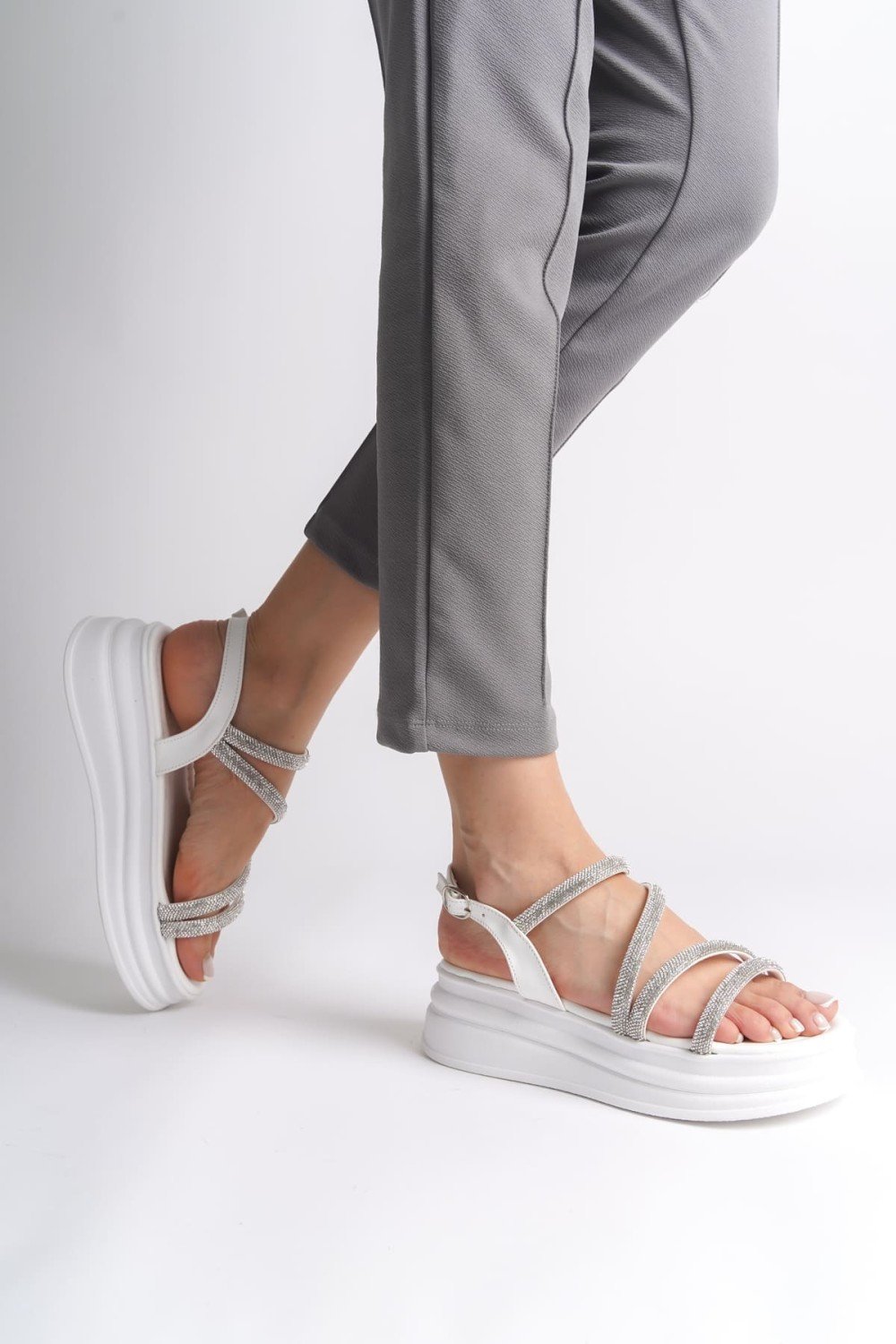 RILEY İnce Tokalı Taşlı Şeritli Ortopedik Taban Kadın Sandalet CBT - Beyaz RILEY İnce Tokalı Taşlı Şeritli Ortopedik Taban Kadın Sandalet CBT - Beyaz