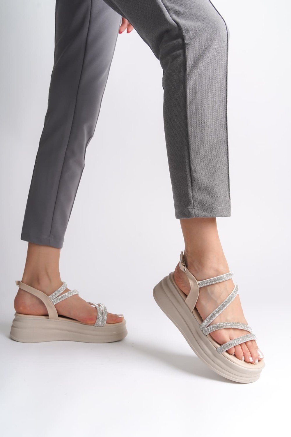 RILEY İnce Tokalı Taşlı Şeritli Ortopedik Taban Kadın Sandalet CKT - Krem RILEY İnce Tokalı Taşlı Şeritli Ortopedik Taban Kadın Sandalet CKT - Krem