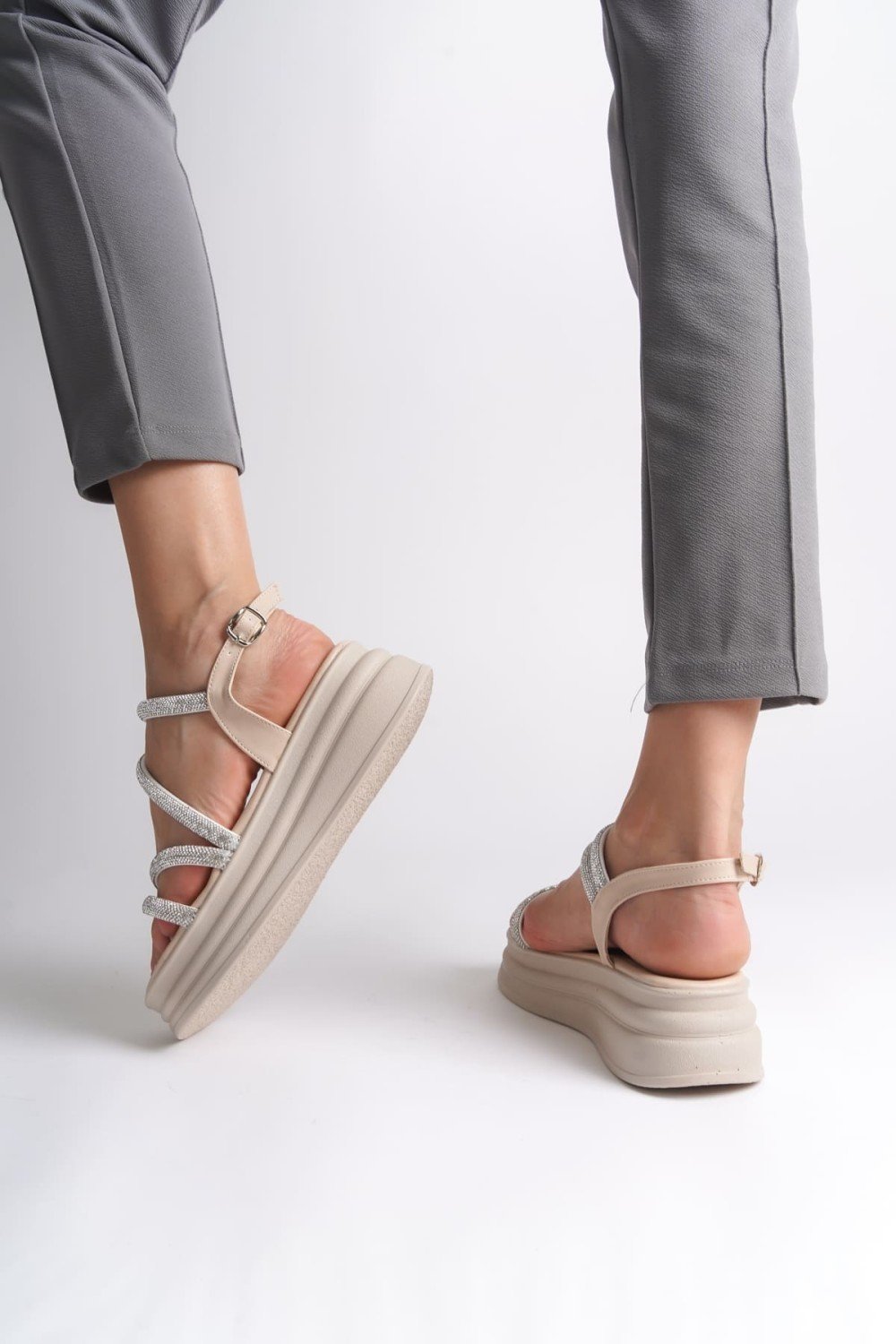 RILEY İnce Tokalı Taşlı Şeritli Ortopedik Taban Kadın Sandalet CKT - Krem RILEY İnce Tokalı Taşlı Şeritli Ortopedik Taban Kadın Sandalet CKT - Krem