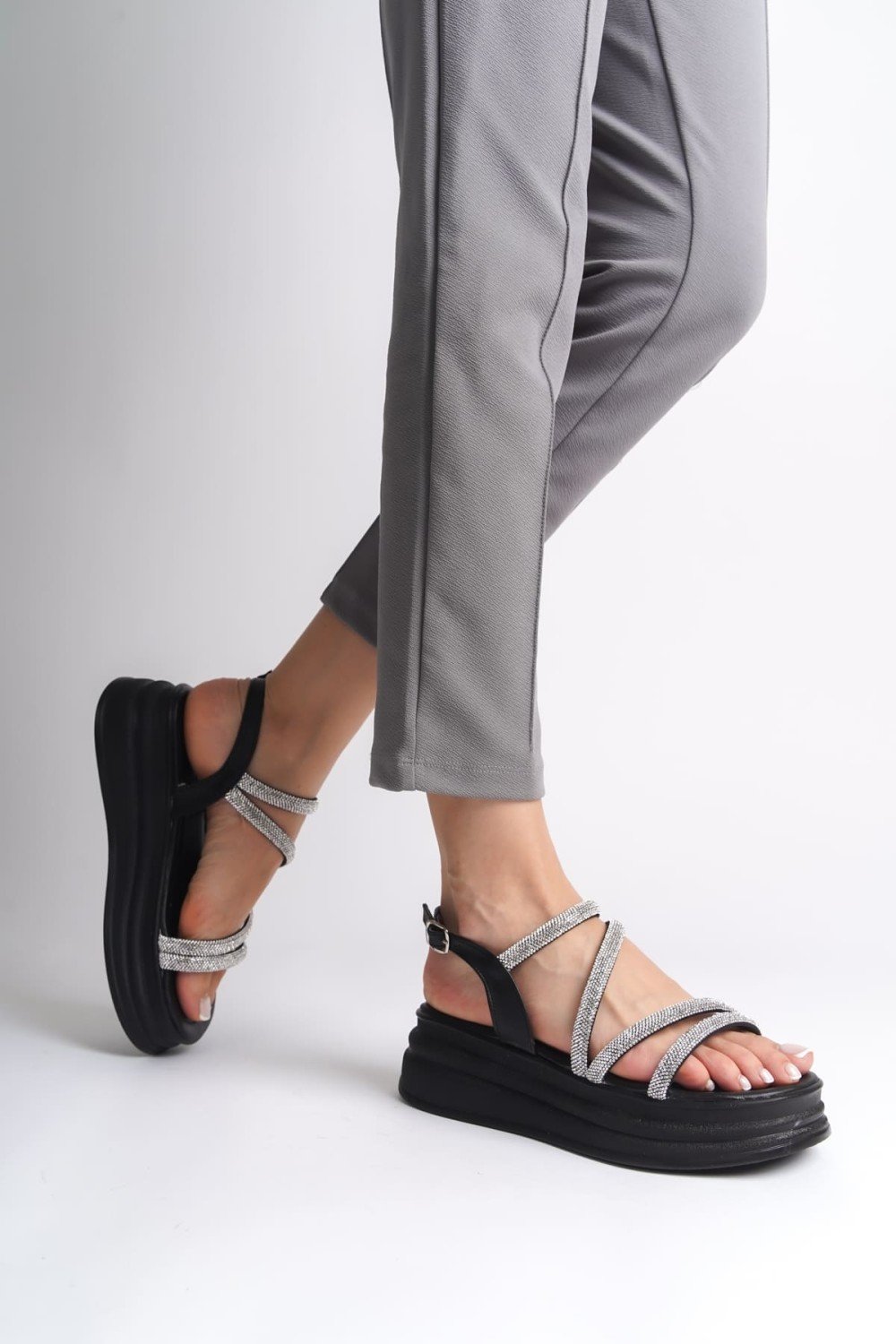 RILEY İnce Tokalı Taşlı Şeritli Ortopedik Taban Kadın Sandalet CST - Siyah RILEY İnce Tokalı Taşlı Şeritli Ortopedik Taban Kadın Sandalet CST - Siyah