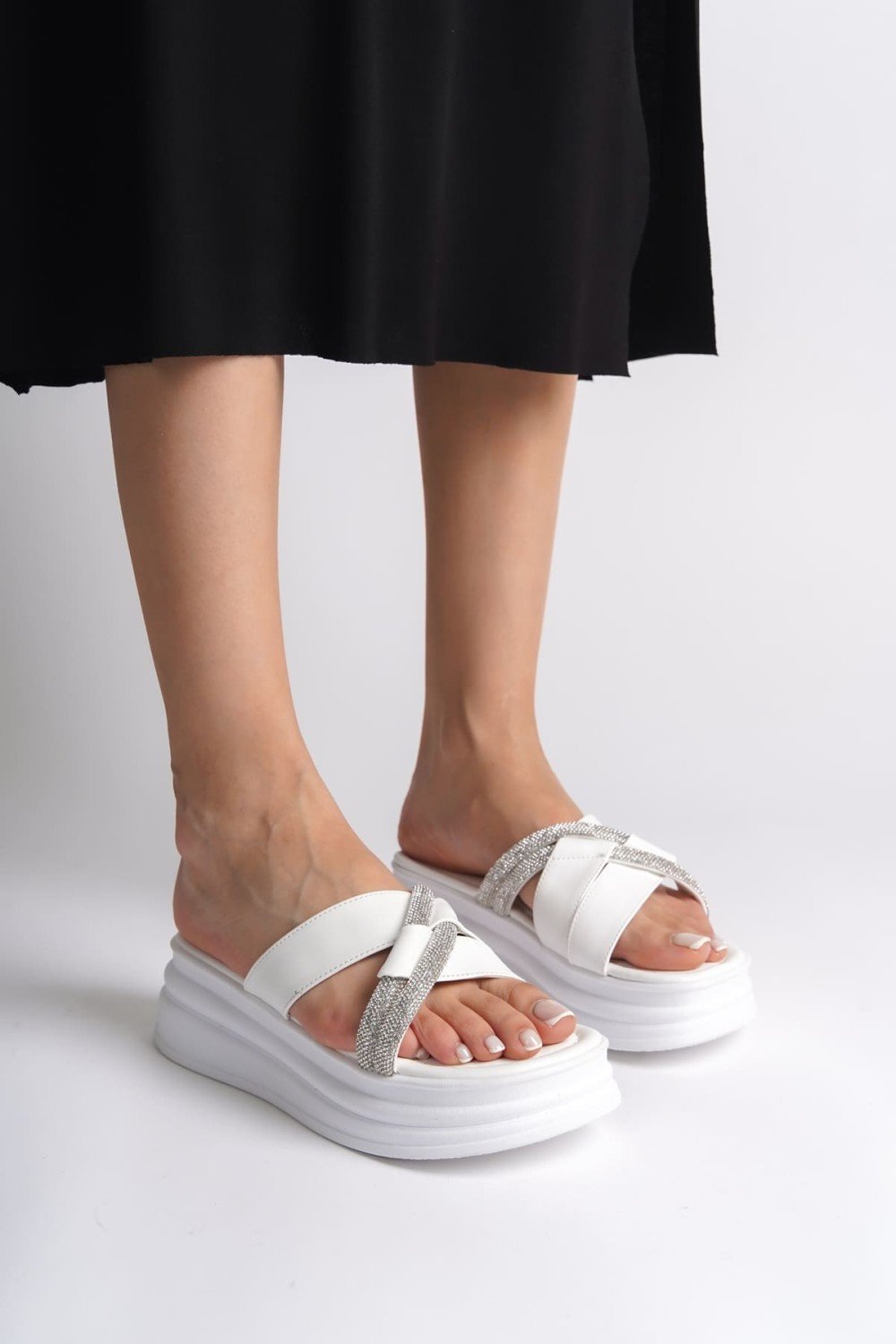 RUBY Düz Topuklu Taşlı Çapraz Şeritli Kalın ve Ortopedik Taban Kadın Terlik CBT - Beyaz RUBY Düz Topuklu Taşlı Çapraz Şeritli Kalın ve Ortopedik Taban Kadın Terlik CBT - Beyaz