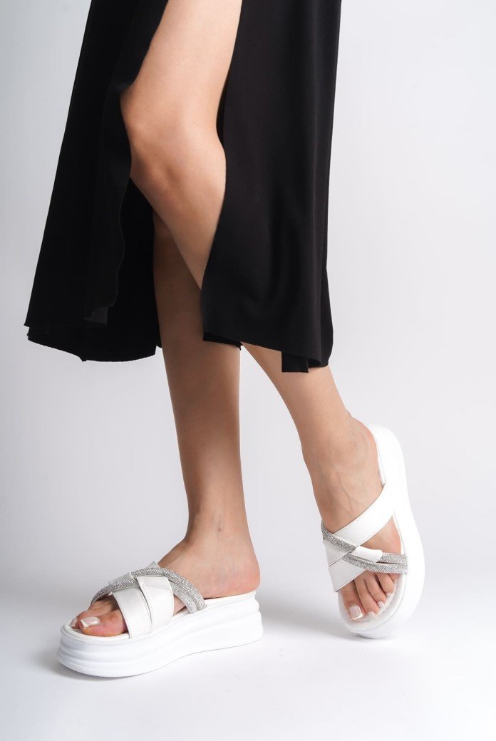 RUBY Düz Topuklu Taşlı Çapraz Şeritli Kalın ve Ortopedik Taban Kadın Terlik  CBT - Beyaz