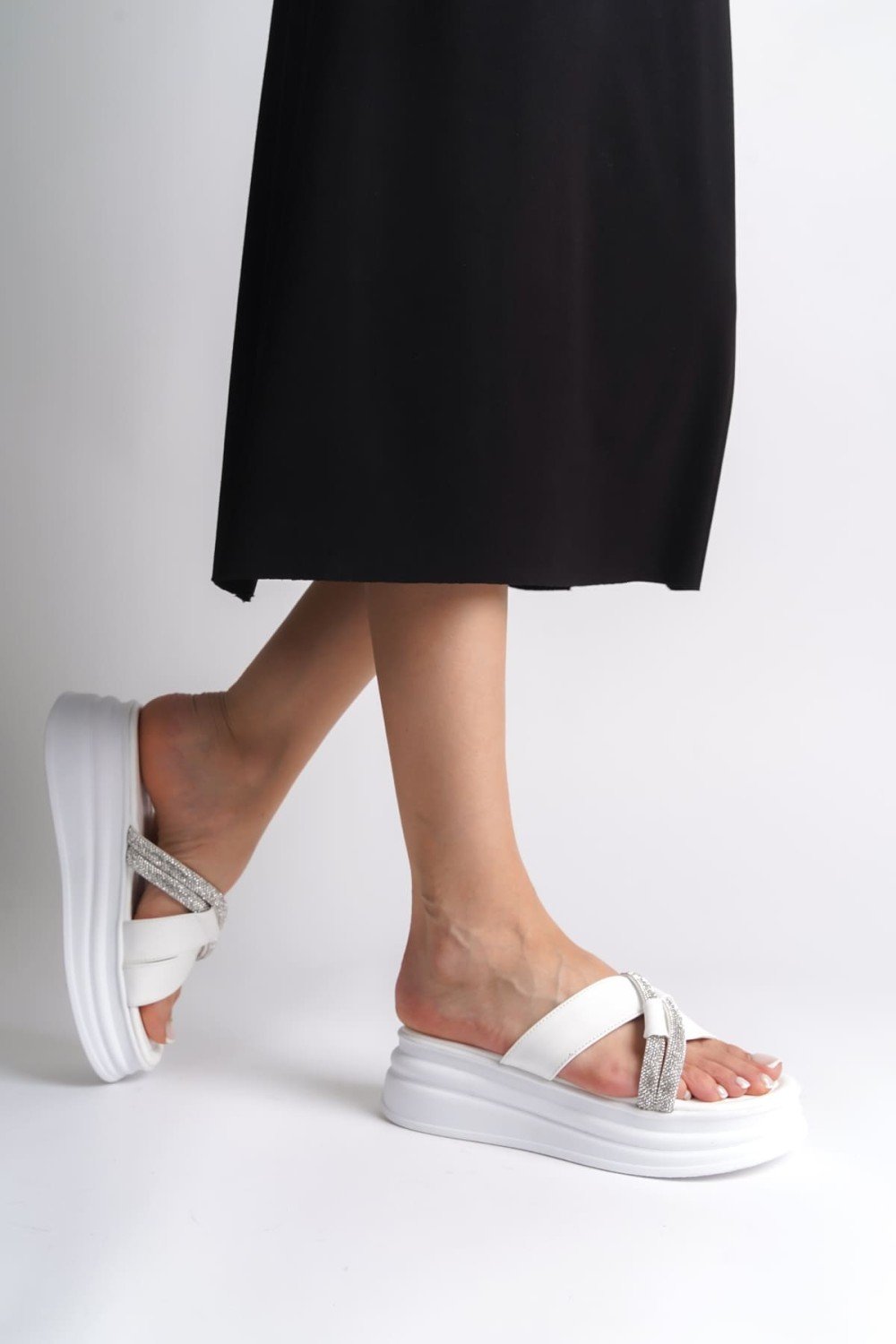 RUBY Düz Topuklu Taşlı Çapraz Şeritli Kalın ve Ortopedik Taban Kadın Terlik CBT - Beyaz RUBY Düz Topuklu Taşlı Çapraz Şeritli Kalın ve Ortopedik Taban Kadın Terlik CBT - Beyaz