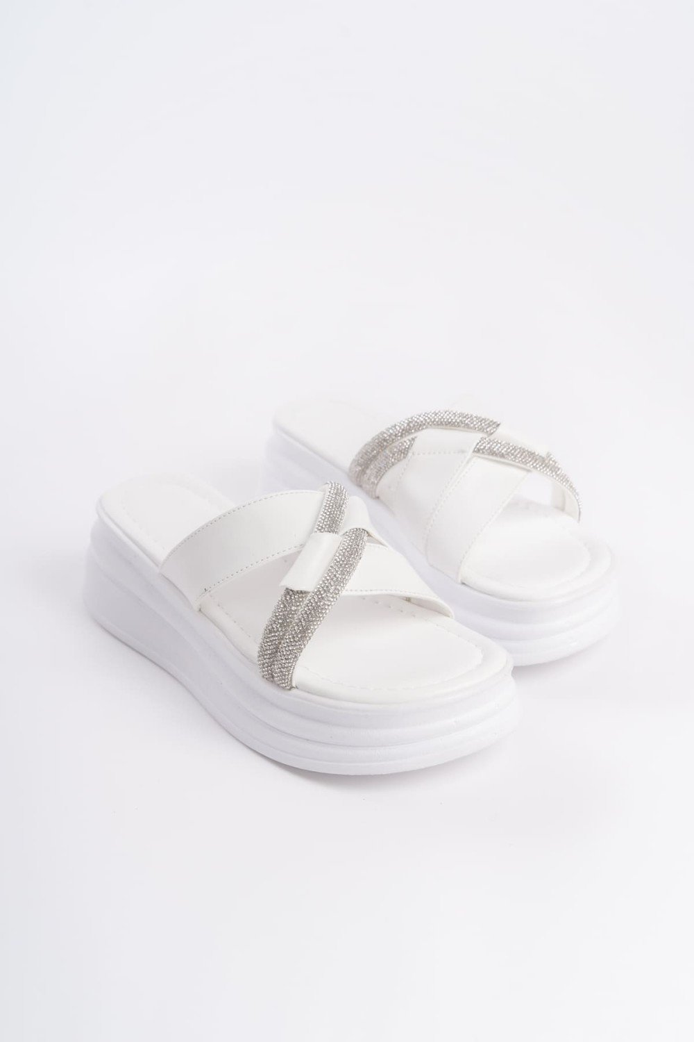 RUBY Düz Topuklu Taşlı Çapraz Şeritli Kalın ve Ortopedik Taban Kadın Terlik CBT - Beyaz RUBY Düz Topuklu Taşlı Çapraz Şeritli Kalın ve Ortopedik Taban Kadın Terlik CBT - Beyaz