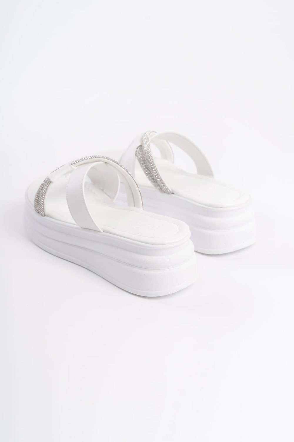 RUBY Düz Topuklu Taşlı Çapraz Şeritli Kalın ve Ortopedik Taban Kadın Terlik CBT - Beyaz RUBY Düz Topuklu Taşlı Çapraz Şeritli Kalın ve Ortopedik Taban Kadın Terlik CBT - Beyaz