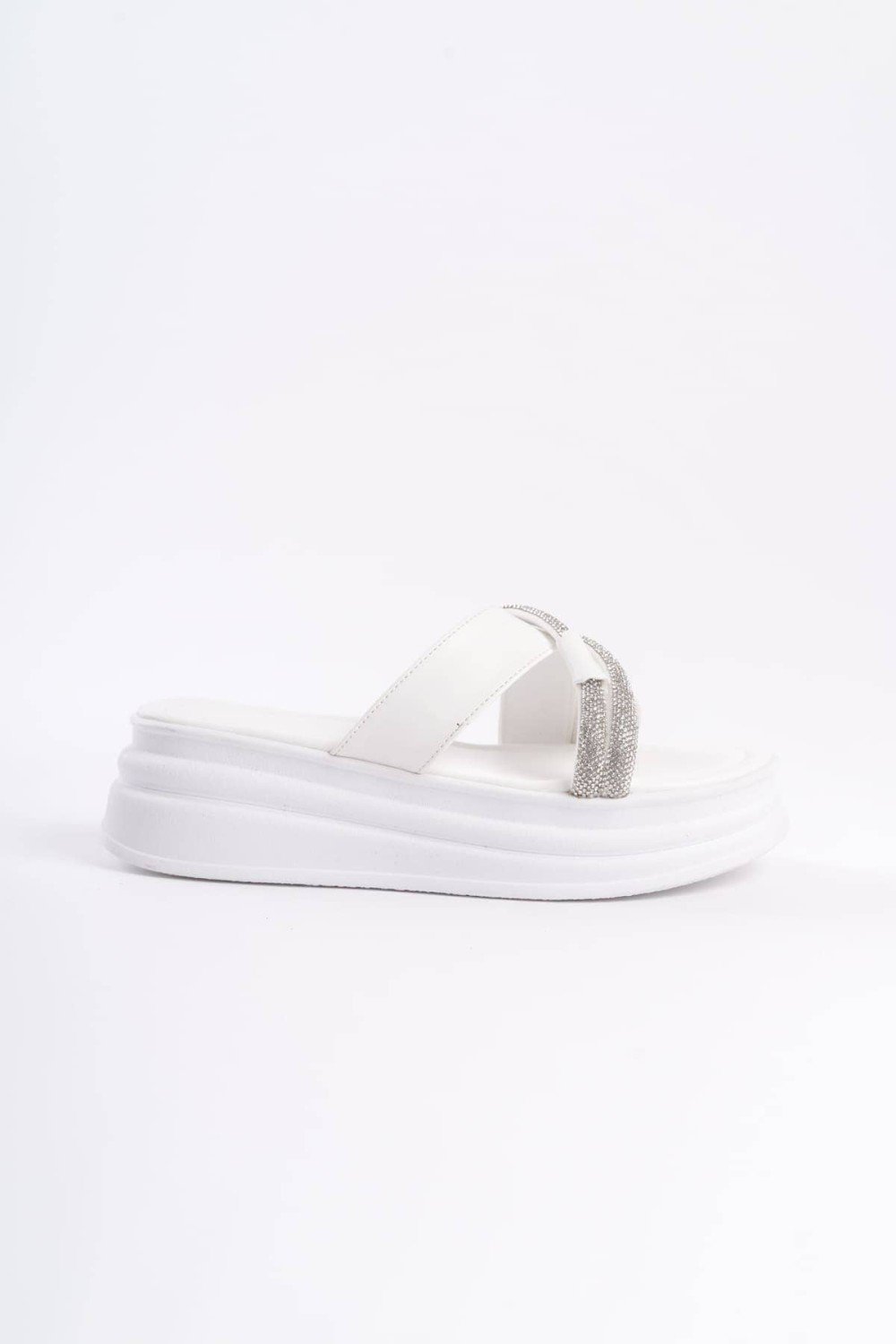 RUBY Düz Topuklu Taşlı Çapraz Şeritli Kalın ve Ortopedik Taban Kadın Terlik CBT - Beyaz RUBY Düz Topuklu Taşlı Çapraz Şeritli Kalın ve Ortopedik Taban Kadın Terlik CBT - Beyaz