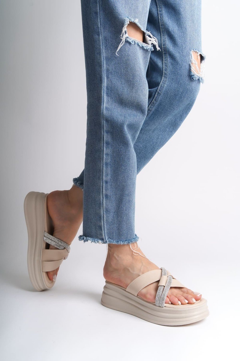 RUBY Düz Topuklu Taşlı Çapraz Şeritli Kalın ve Ortopedik Taban Kadın Terlik CKT - Krem RUBY Düz Topuklu Taşlı Çapraz Şeritli Kalın ve Ortopedik Taban Kadın Terlik CKT - Krem