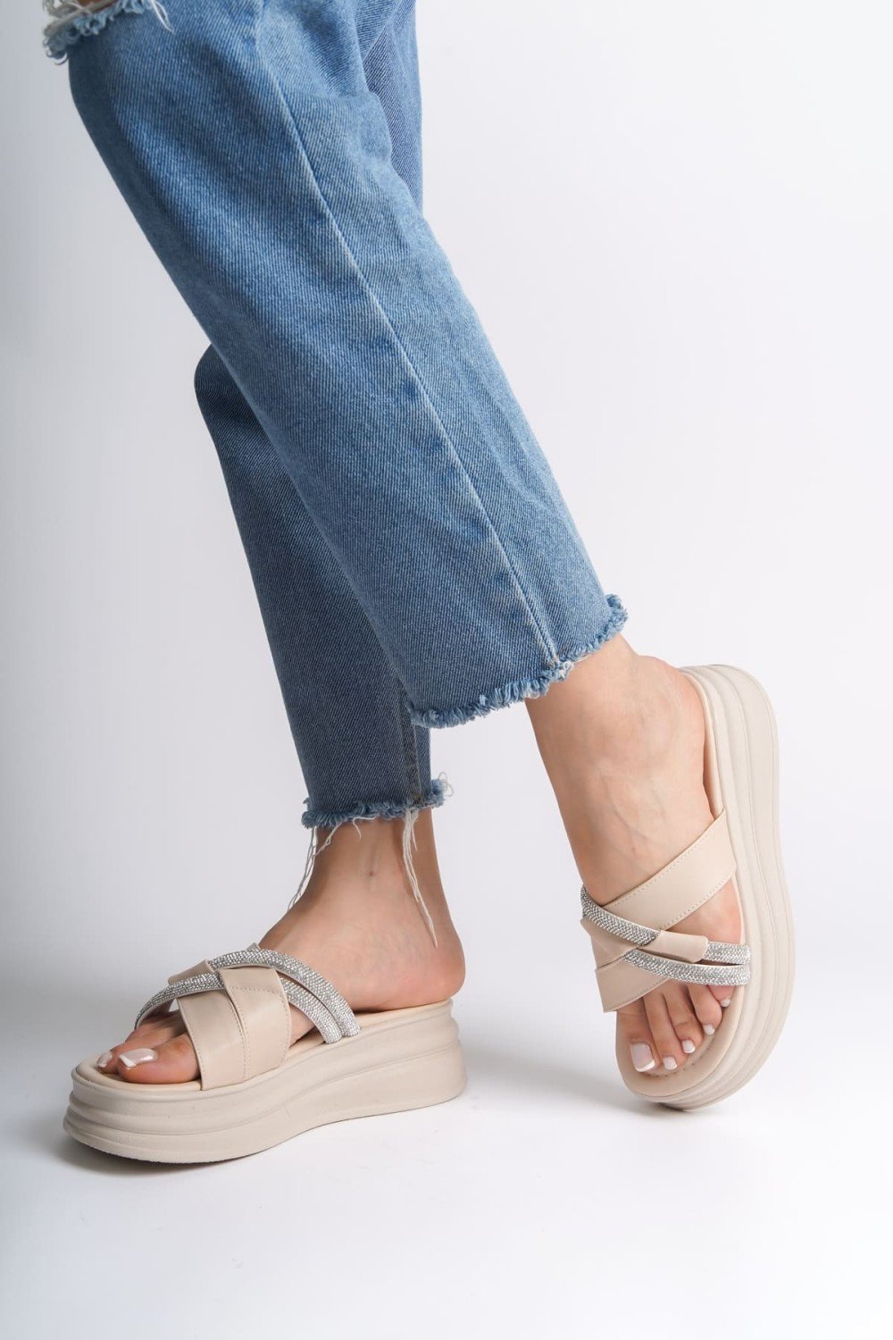 RUBY Düz Topuklu Taşlı Çapraz Şeritli Kalın ve Ortopedik Taban Kadın Terlik CKT - Krem RUBY Düz Topuklu Taşlı Çapraz Şeritli Kalın ve Ortopedik Taban Kadın Terlik CKT - Krem